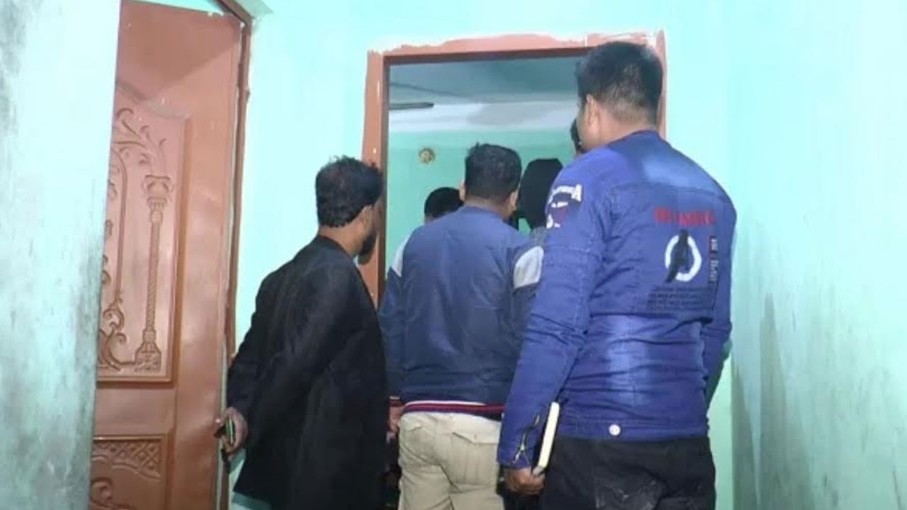 নরসিংদীতে ঘরে ঢুকে কিশোরীকে কুপিয়ে হত্যা